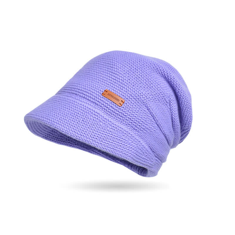 Cappello da donna ha lavorato a maglia con tesa larga e toppa a forma di lettera