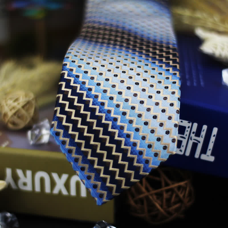 Cravatta a righe a zig-zag con pois blu e neri sfumati da uomo