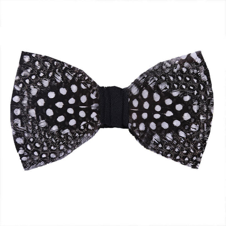 Papillon con piume a pois bianchi e neri con spilla da bavero