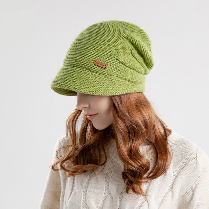Cappello da donna ha lavorato a maglia con tesa larga e toppa a forma di lettera
