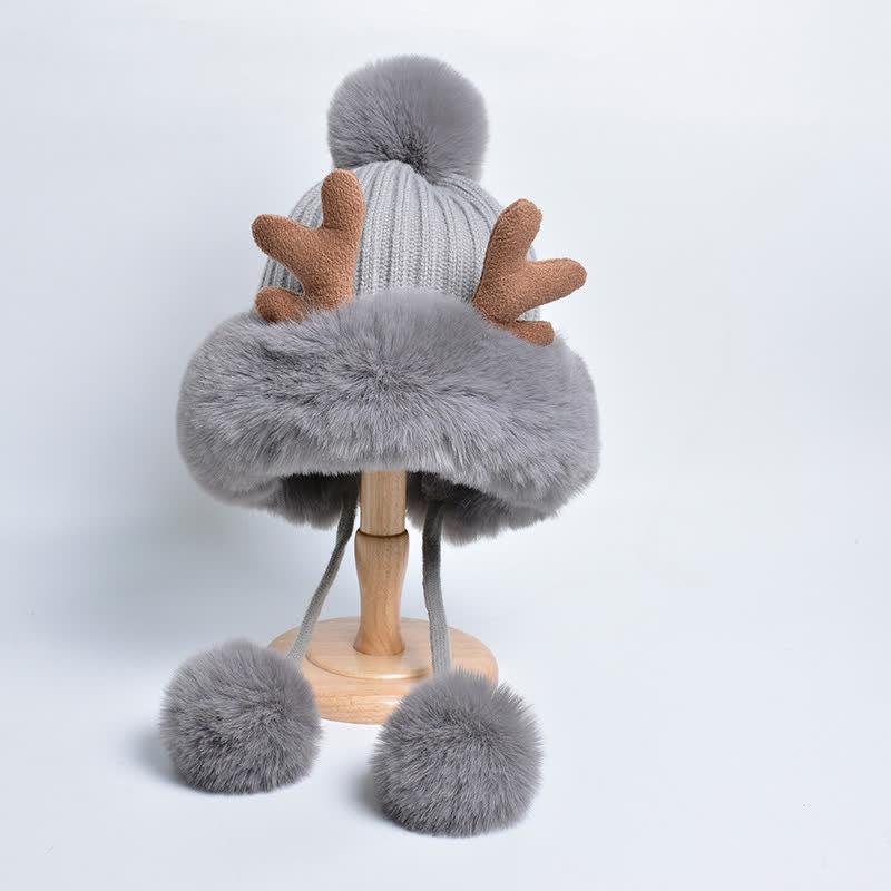 Cappello lavorato a maglia con pompon in corno di cervo da donna