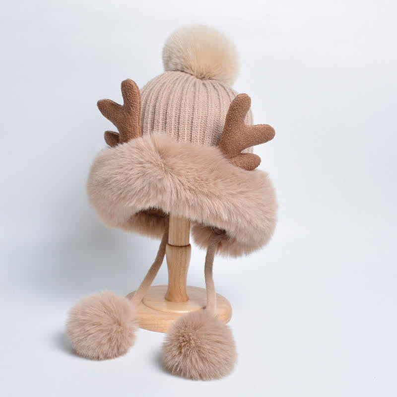 Cappello lavorato a maglia con pompon in corno di cervo da donna