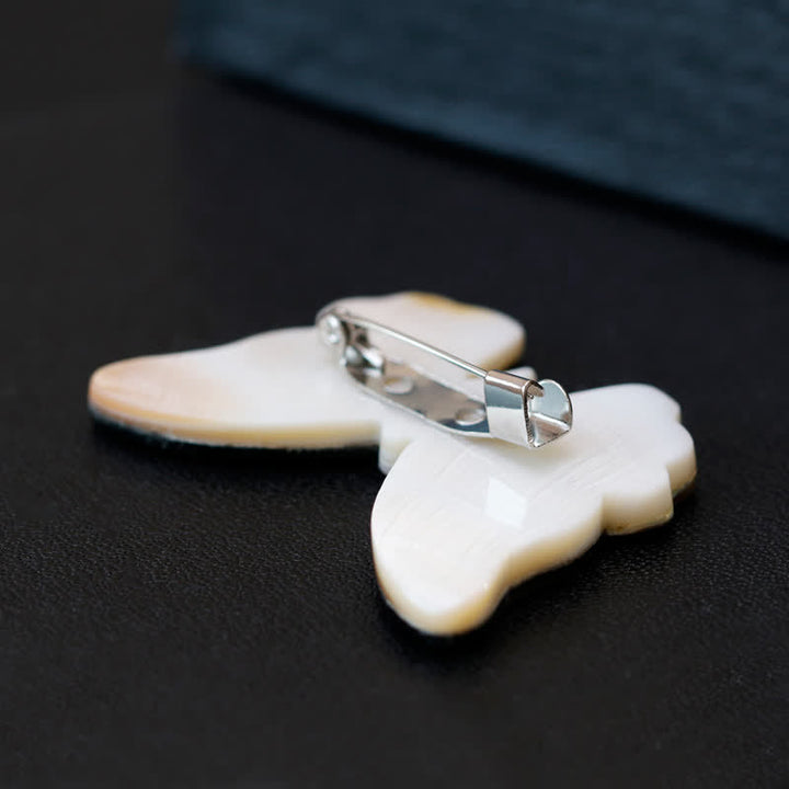 Spilla a farfalla in madreperla da favola da donna