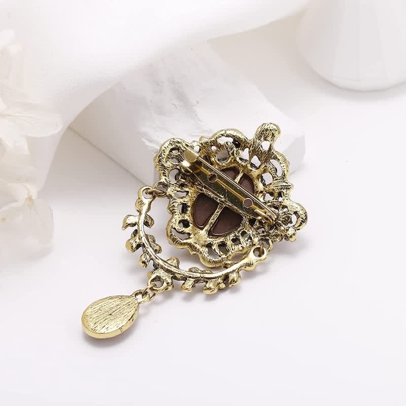 Spilla a forma di lacrima con cammeo da fanciulla da donna