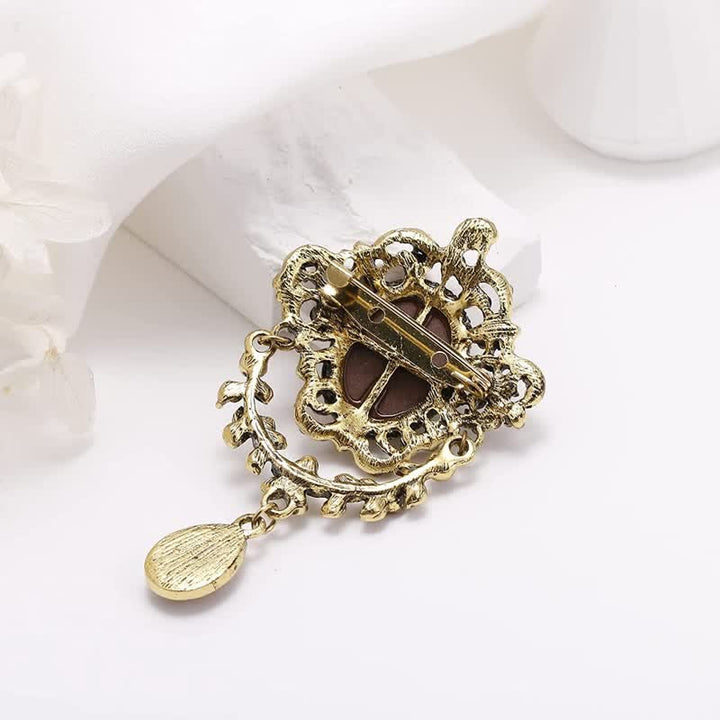 Spilla a forma di lacrima con cammeo da fanciulla da donna