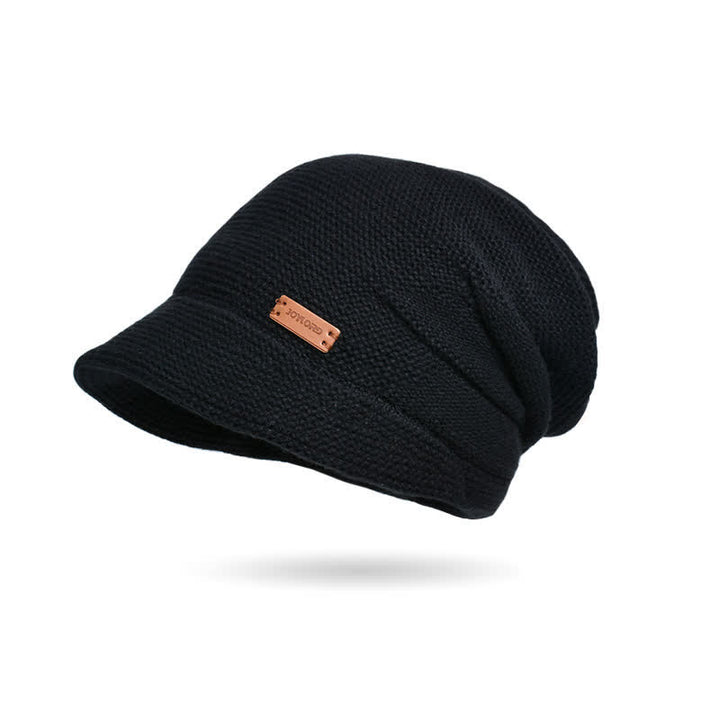 Cappello da donna ha lavorato a maglia con tesa larga e toppa a forma di lettera