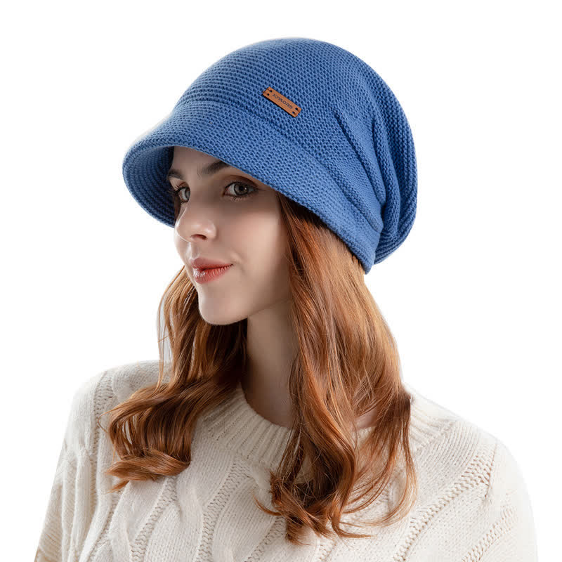Cappello da donna ha lavorato a maglia con tesa larga e toppa a forma di lettera