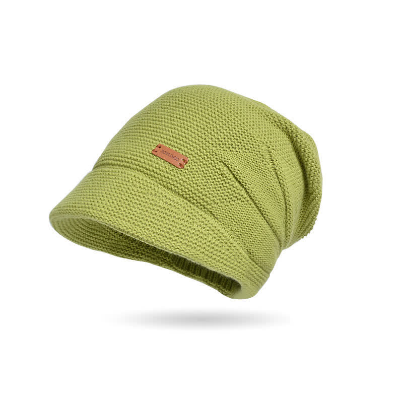 Cappello da donna ha lavorato a maglia con tesa larga e toppa a forma di lettera