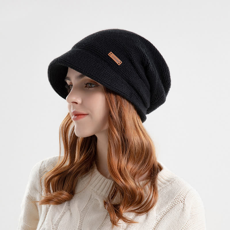 Cappello da donna ha lavorato a maglia con tesa larga e toppa a forma di lettera