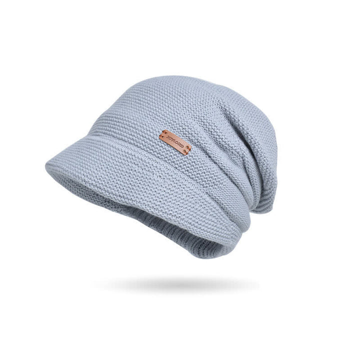 Cappello da donna ha lavorato a maglia con tesa larga e toppa a forma di lettera