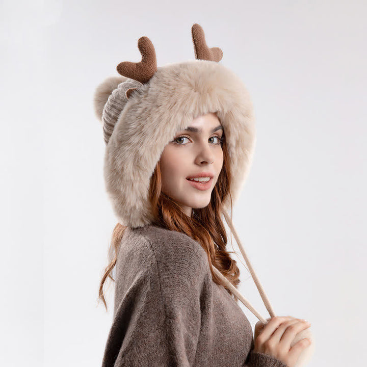 Cappello lavorato a maglia con pompon in corno di cervo da donna