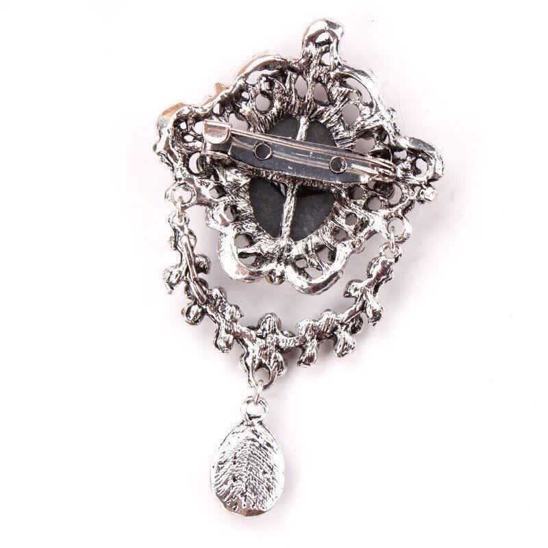 Spilla a forma di lacrima con cammeo da fanciulla da donna