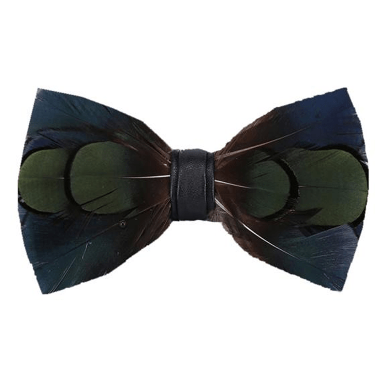 Papillon con piume blu scuro e verde regale con spilla da bavero