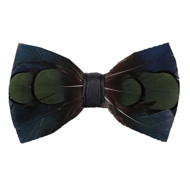 Papillon con piume blu scuro e verde regale con spilla da bavero