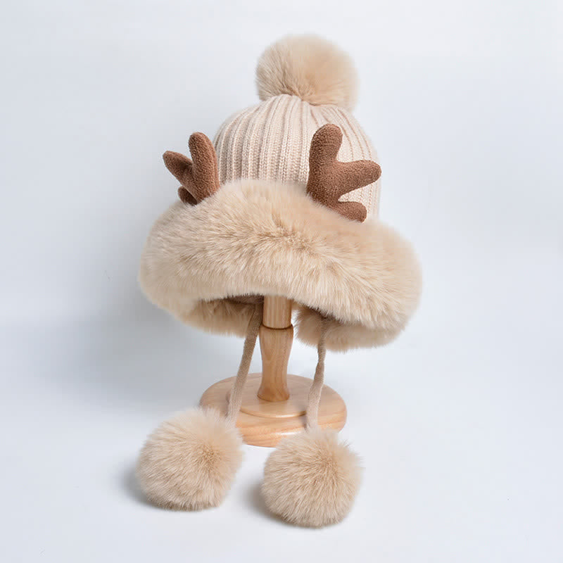 Cappello lavorato a maglia con pompon in corno di cervo da donna