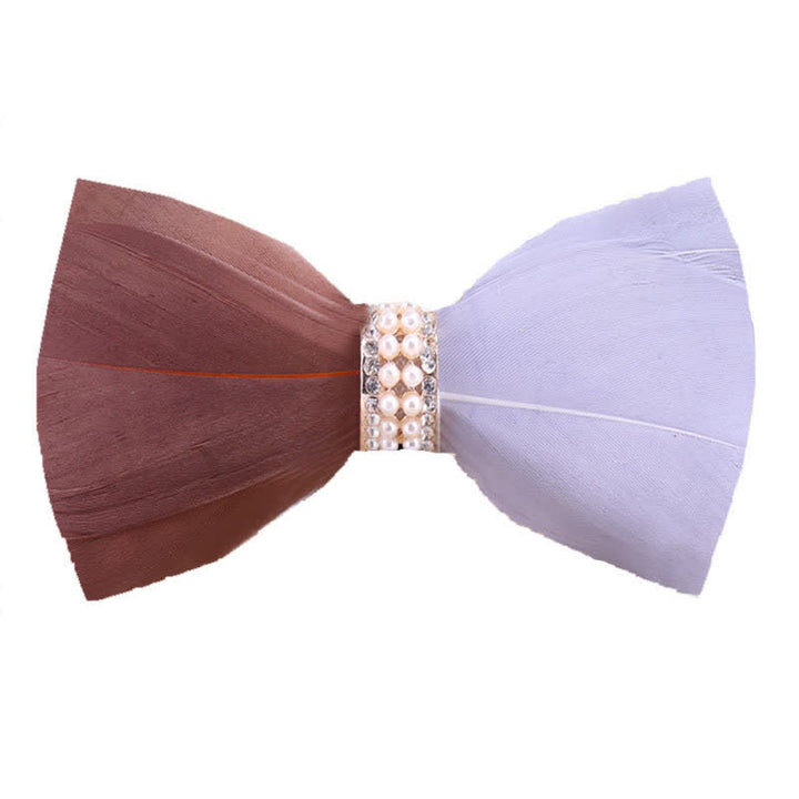 Papillon con piume di perle lucide marroni e bianche con spilla da bavero