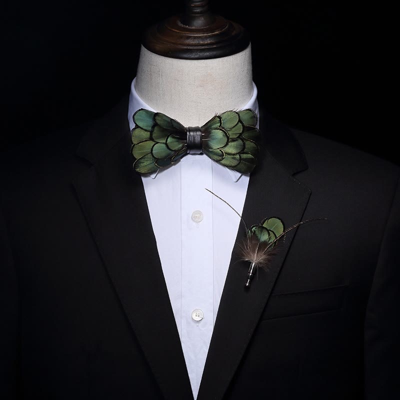 Papillon classico con piume verde oliva scuro per bambini con spilla da bavero