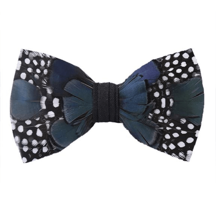 Papillon a strati con piume a pois blu e neri