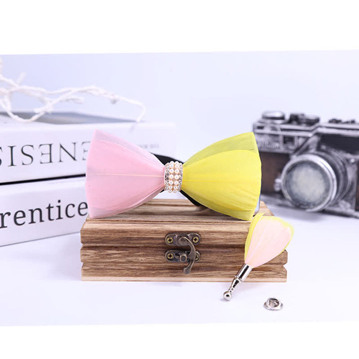 Papillon con piume di perle lucide rosa e gialle con spilla da bavero