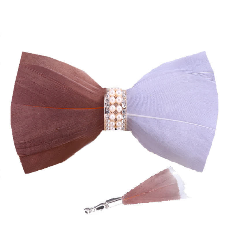 Papillon con piume di perle lucide marroni e bianche con spilla da bavero