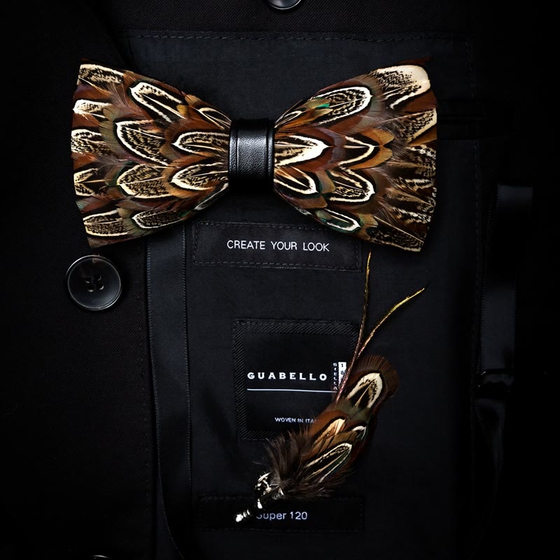 Papillon con piume di fagiano marrone per bambini con spilla da bavero