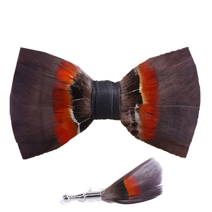 Papillon con piume marroni e arancioni con spilla da bavero