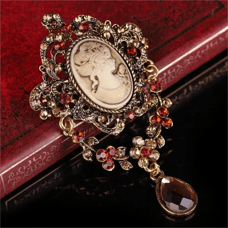 Spilla a forma di lacrima con cammeo da fanciulla da donna