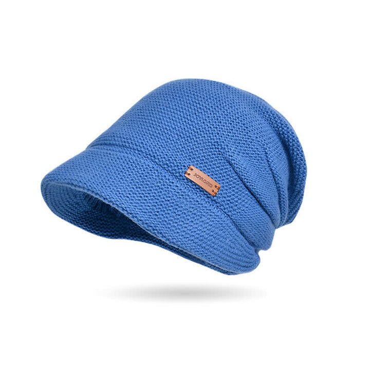 Cappello da donna ha lavorato a maglia con tesa larga e toppa a forma di lettera