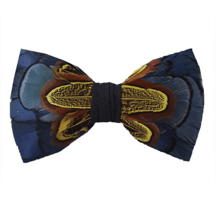 Papillon con piume blu navy e giallo Wildness con spilla da bavero