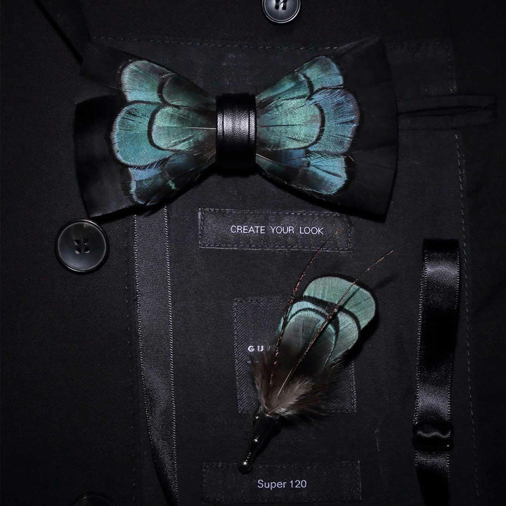 Papillon con piume squisite nere e verdi con spilla da bavero