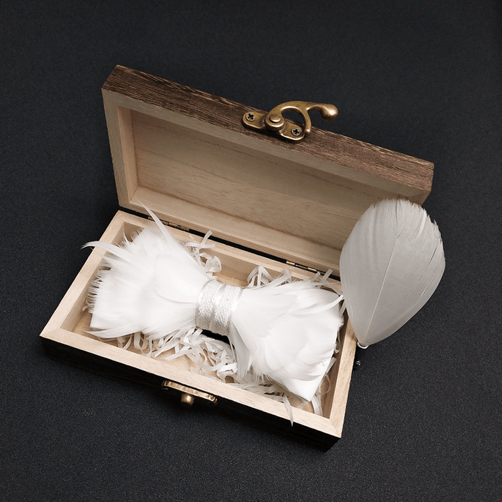 Papillon con piume di principe bianco puro e spilla da bavero - image 1