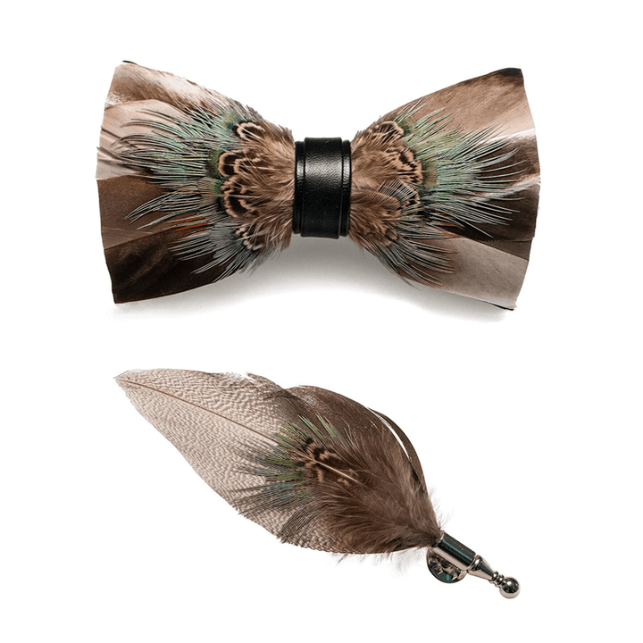 Papillon rustico marrone con piume per bambini con spilla da bavero
