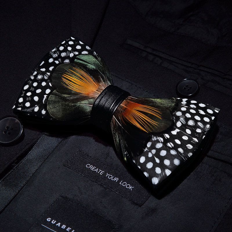 Papillon con piume a pois bianchi verde foresta e arancione con spilla da bavero