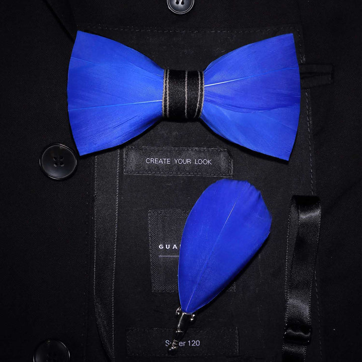 Papillon con piume mature blu tinta unita con spilla da bavero