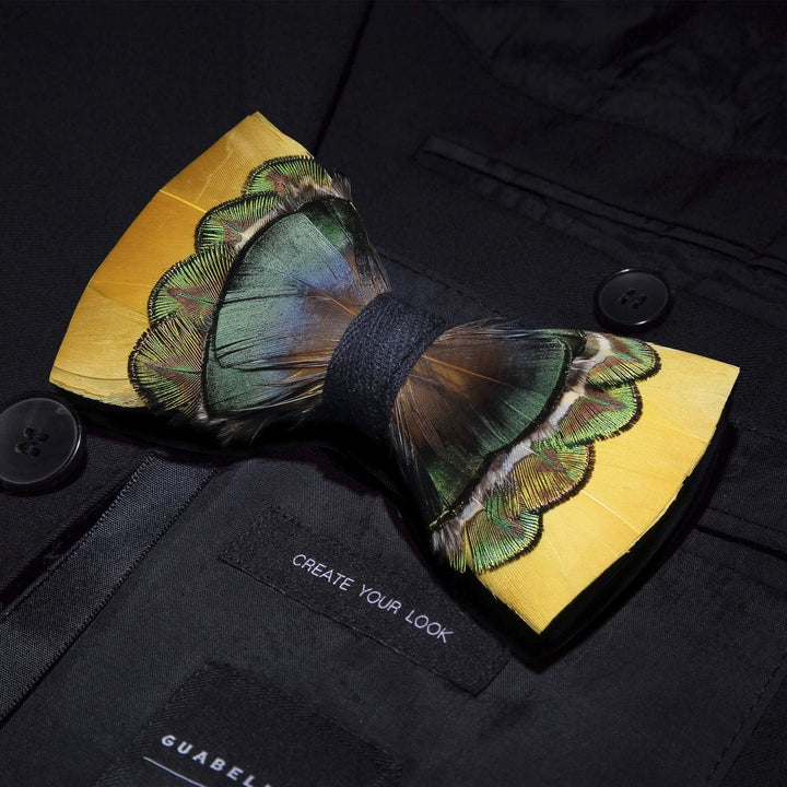 Papillon con piume di pavone giallo brillante e verde per bambini con spilla da bavero