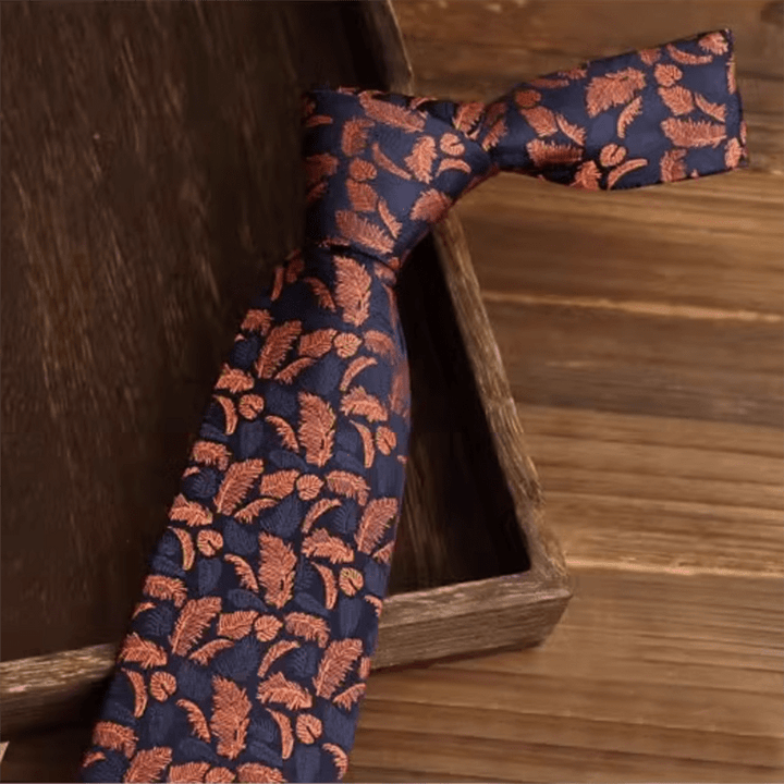 Cravatta da uomo con stampe di piume arancioni e blu navy - image 1