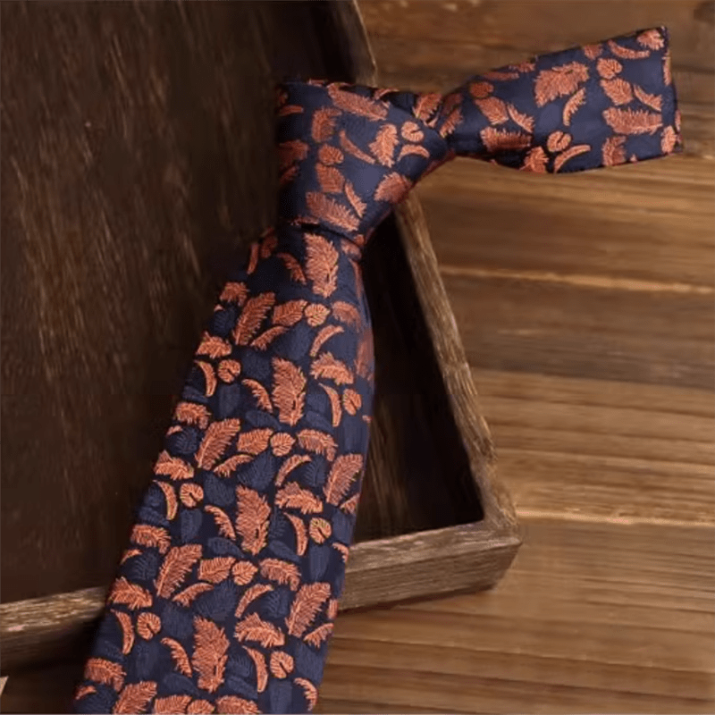 Cravatta da uomo con stampe di piume arancioni e blu navy