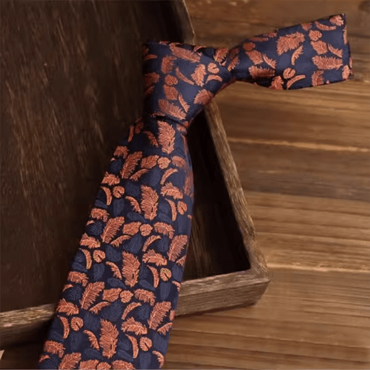 Cravatta da uomo con stampe di piume arancioni e blu navy