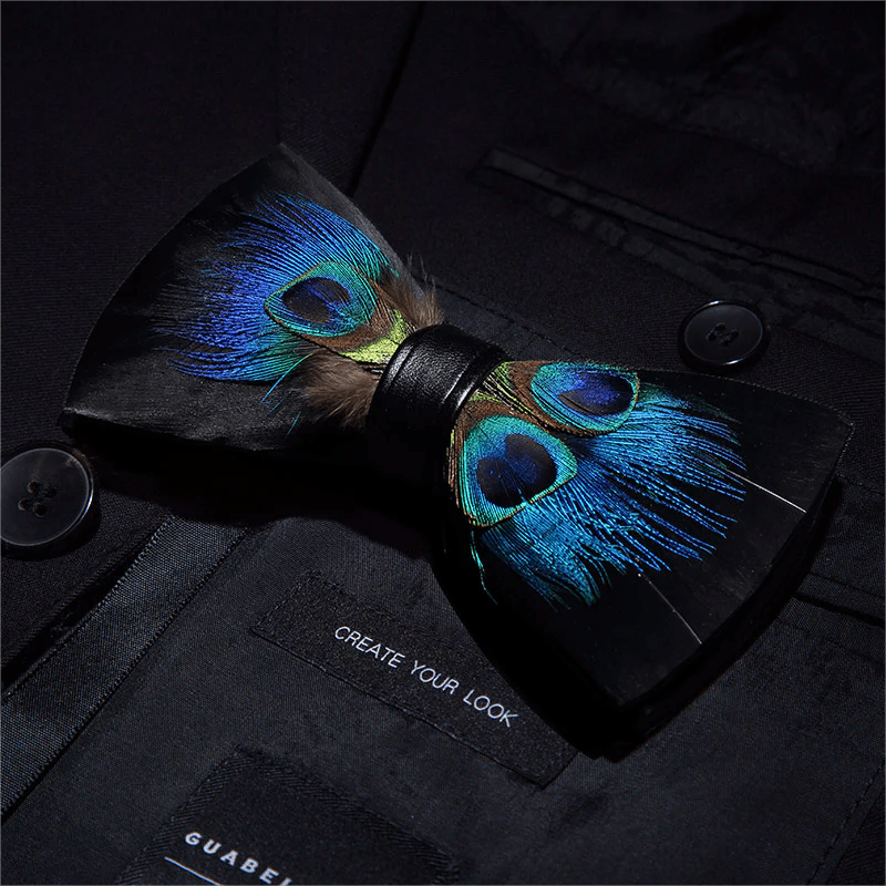 Papillon con piume di pavone blu e nere per bambini con spilla da bavero