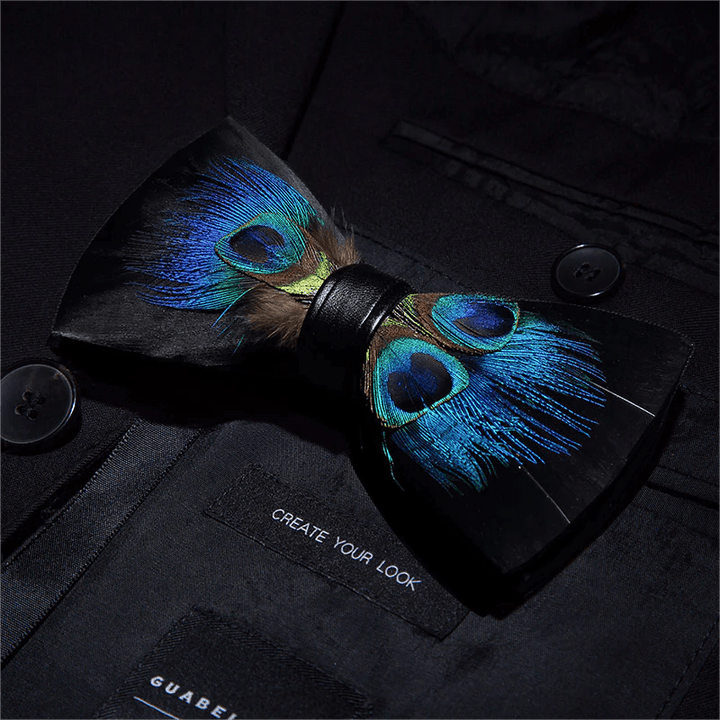 Papillon con piume di pavone blu e nere per bambini con spilla da bavero