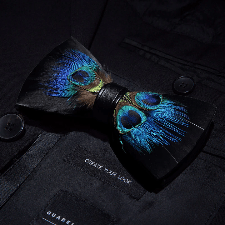 Papillon con piume di pavone blu e nere con spilla da bavero - image 1
