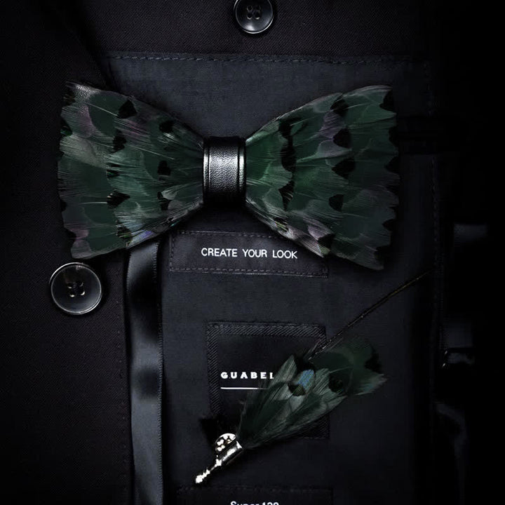 Papillon con piuma di coda di fringuello verde scuro e spilla da bavero
