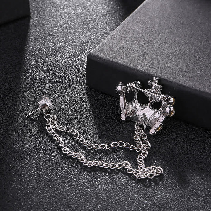 Spilla da uomo con catena a corona retrò e strass - image 3