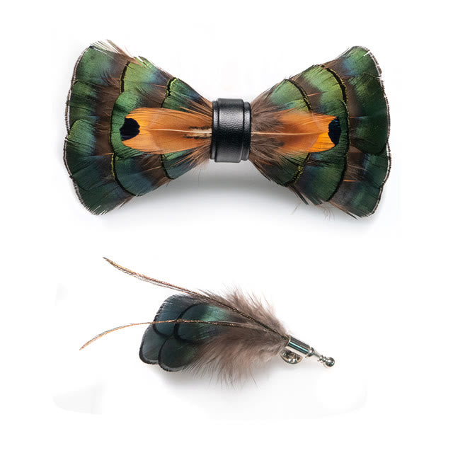Papillon con piume verde smeraldo e oro con spilla da bavero