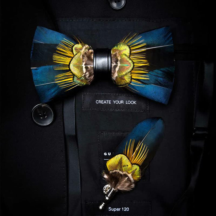 Papillon con piume di pavone blu e gialle con spilla da bavero