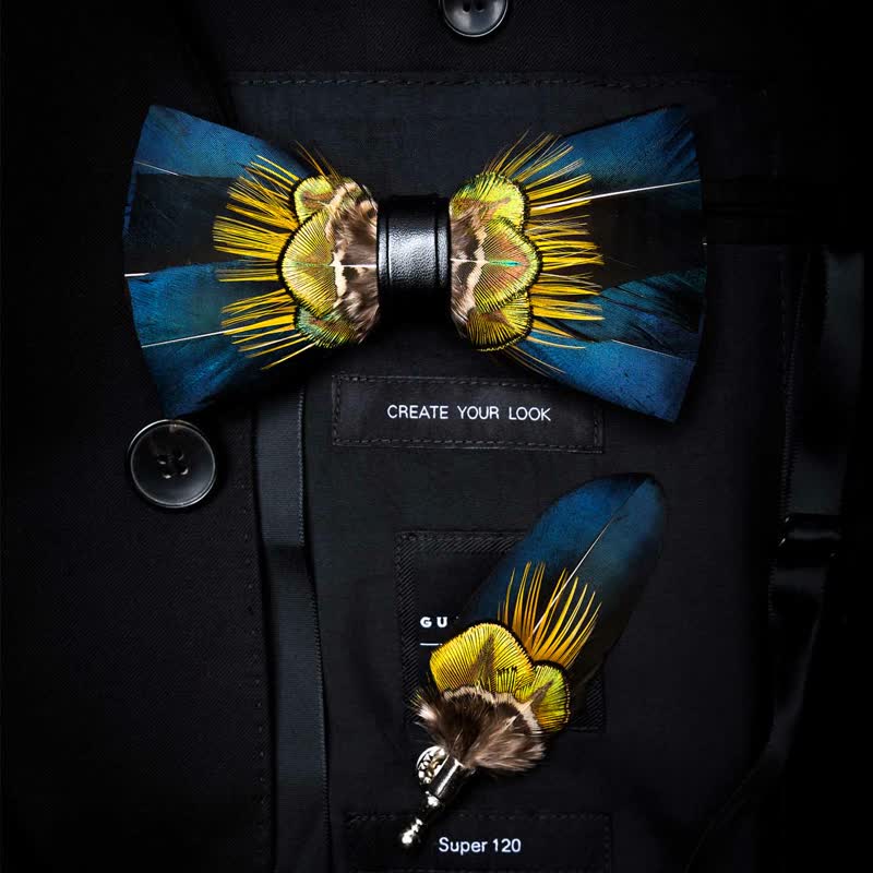 Papillon con piume di pavone blu e gialle per bambini con spilla da bavero
