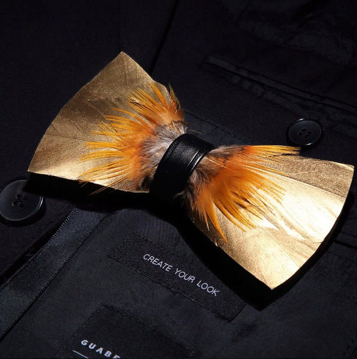 Papillon con piume color oro e tabacco e spilla da bavero