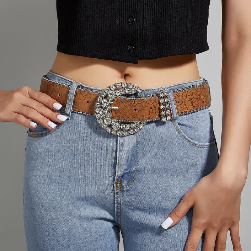 Cintura in pelle con fibbia rotonda in strass da donna e bordo perlinato