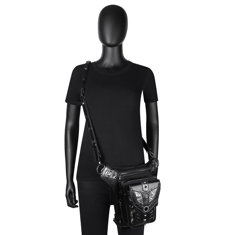 Borsa da gamba con catena Steampunk e decorazione a borchie con teschio