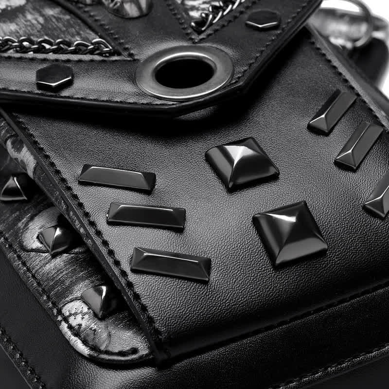 Borsa da gamba con catena Steampunk e decorazione a borchie con teschio